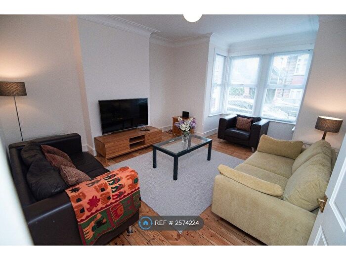 2 Bedroom Flat To Rent In First Avenue, Gillingham, ME7