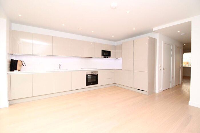 3 Bedroom Flat To Rent In Heygate Street, London, SE17