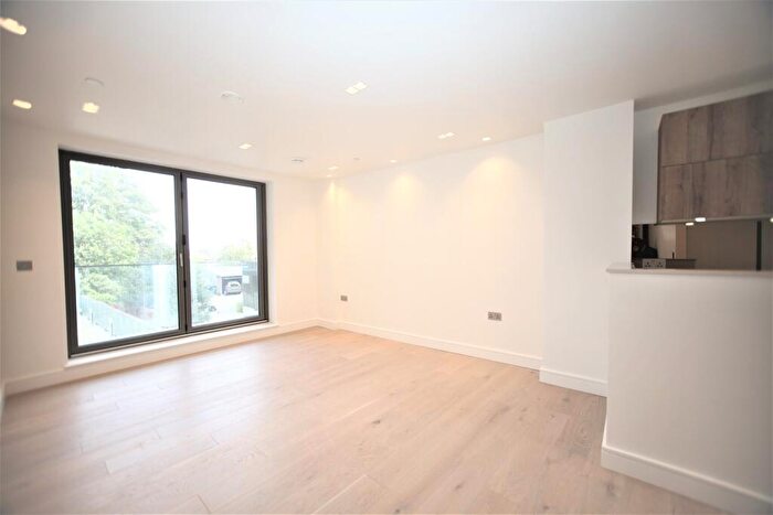 2 Bedroom Flat To Rent In Tenby Mansions, Brent Street, Hendon, NW4