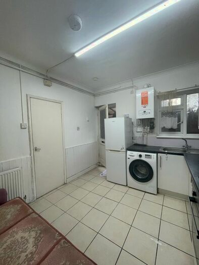 1 Bedroom Flat To Rent In North Parade, Southall, UB1