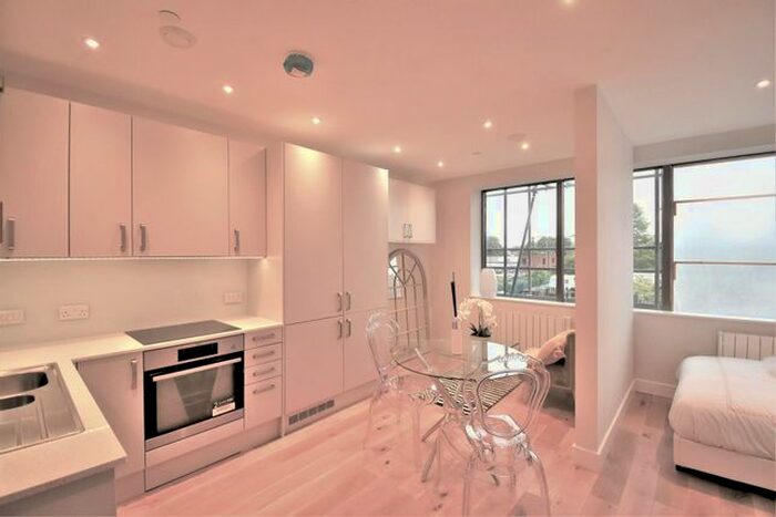 1 Bedroom Flat To Rent In High Street, Feltham, TW13