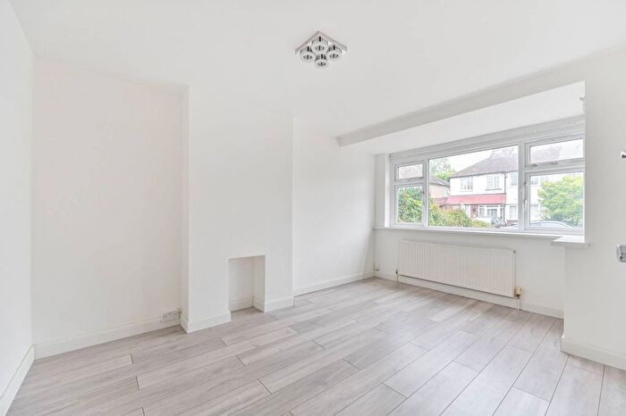 3 Bedroom Flat To Rent In Barnsbury Close, New Malden, KT3