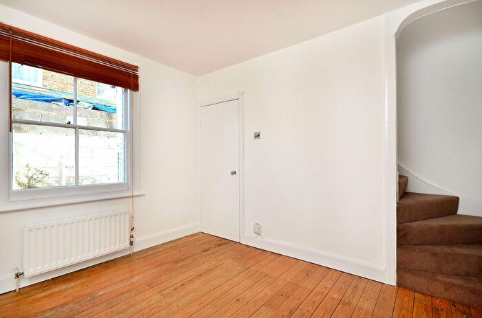 2 Bedroom End Of Terrace House For Sale In Leythe Road, Acton, London, W3