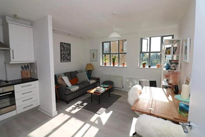 1 Bedroom Apartment To Rent In Somerford Grove |, N16