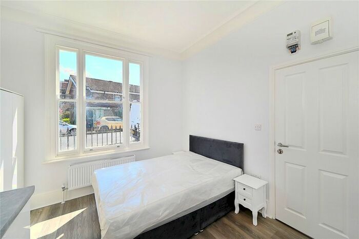 Studio To Rent In Robertson Street, Battersea, London, SW8