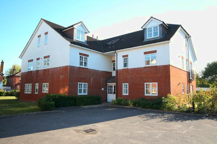 2 Bedroom Flat To Rent In Kingsway, Woking, GU21