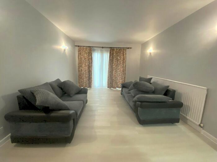 2 Bedroom Flat To Rent In Squirrels Close, Finchley, N12