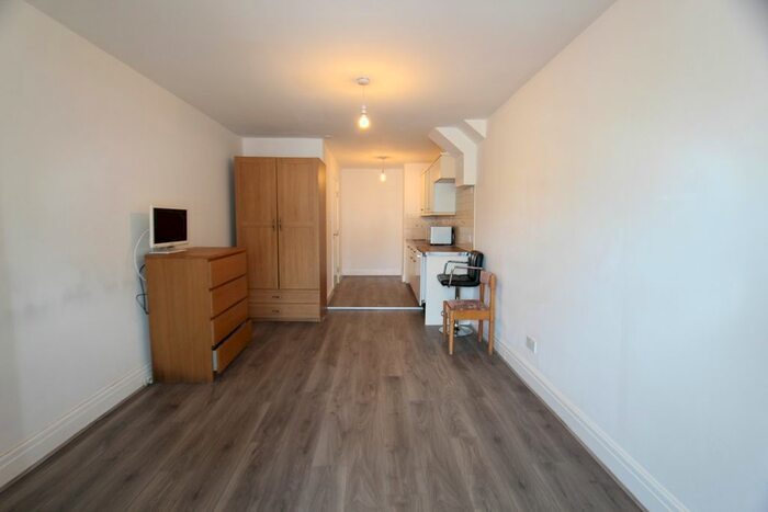Studio To Rent In Winchmore Hill Road, London, N21