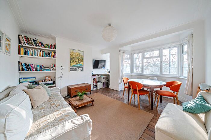 2 Bedroom Flat For Sale In Peckham Rye, London, SE15