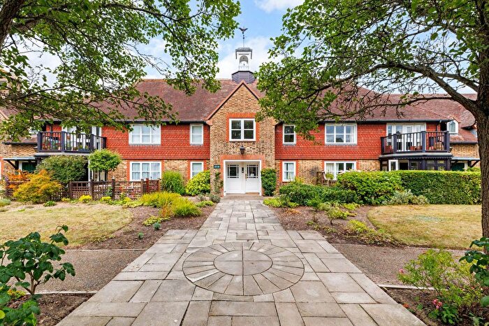 3 Bedroom Flat For Sale In Bluecoat Pond, Christs Hospital, RH13