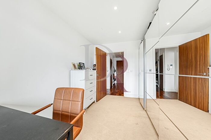 2 Bedroom Flat For Sale In Grand Canal Apartments, De Beauvoir Crescent, London, N1