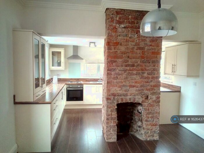 4 Bedroom End Of Terrace House To Rent In Droylesden Road, Manchester, M40