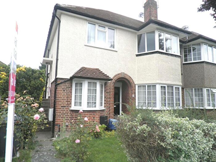 2 Bedroom Apartment To Rent In Glenhurst Road, North Finchley, N12