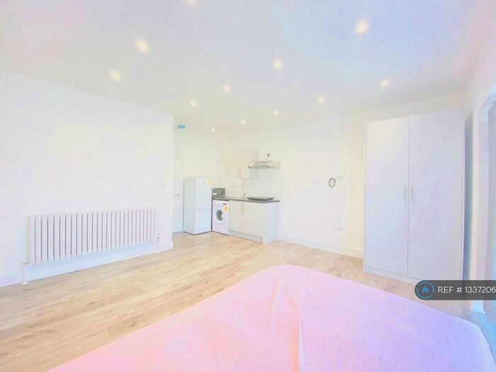 Studio To Rent In Middlesex, Pinner, HA5