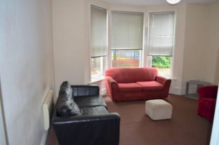2 Bedroom Flat To Rent In College Grove View, Wakefield, WF1