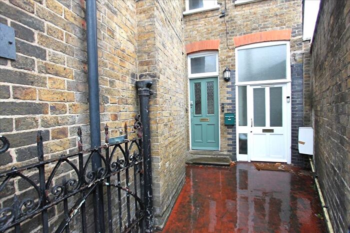 2 Bedroom Flat To Rent In Turners Hill, Waltham Cross, EN8
