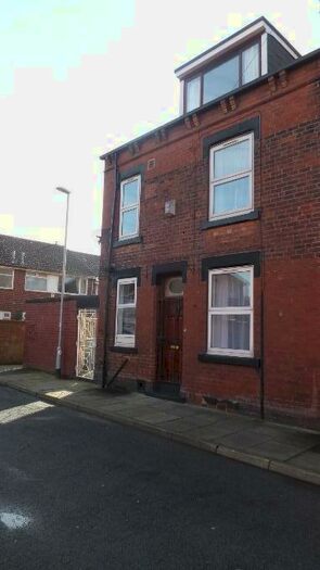 2 Bedroom Town House To Rent In Cedar Avenue, Leeds, West Yorkshire, LS12
