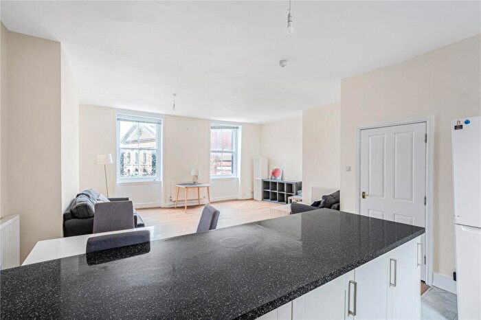 3 Bedroom Apartment To Rent In The Square, Abingdon, OX14