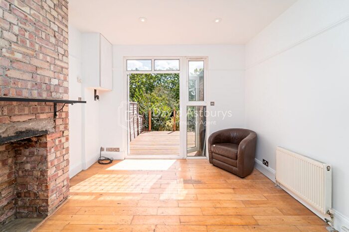 2 Bedroom Flat To Rent In North Circular Road, Palmers Green, N13