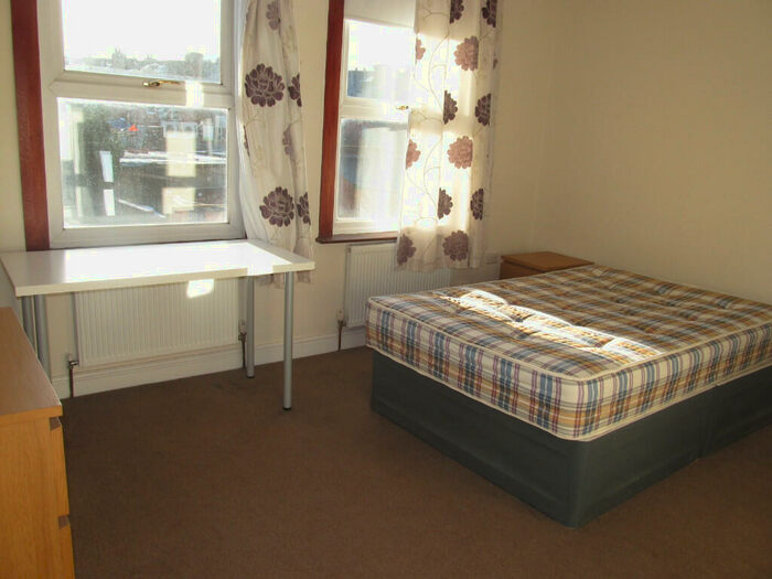 6 Bedroom Terraced House To Rent In Grange Avenue, Reading, Berkshire, RG6