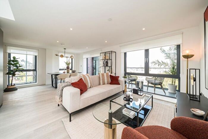 2 Bedroom Flat For Sale In Plough Road, Battersea, SW11