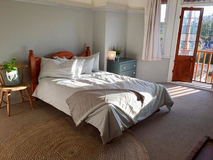 1 Bedroom Semi-Detached House To Rent In West Wycombe Rd, Aylesbury, HP12
