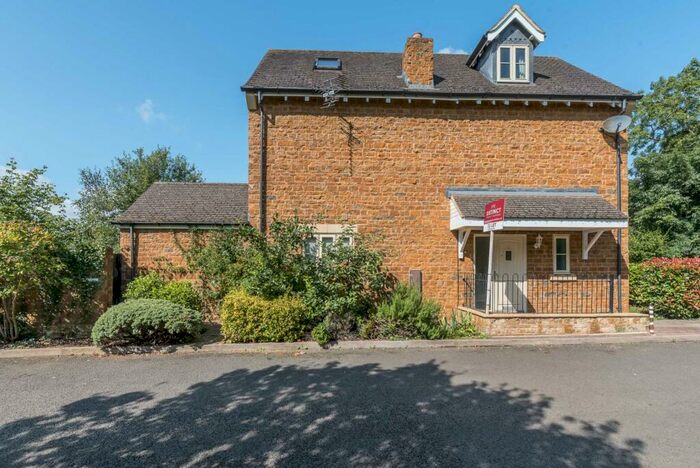 4 Bedroom Semi-Detached House To Rent In Crabtree Close, Bloxham, OX15