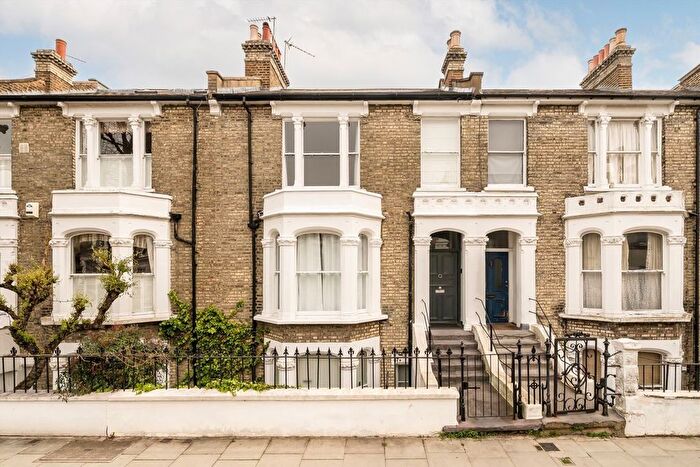 3 Bedroom Flat For Sale In Boscombe Road, Shepherds Bush, W12