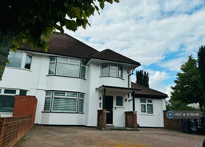 2 Bedroom Flat To Rent In The Vale, London, NW11