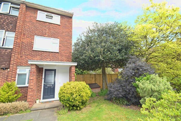 2 Bedroom Maisonette To Rent In Cumberland Close, St Margarets, Twickenham, TW1