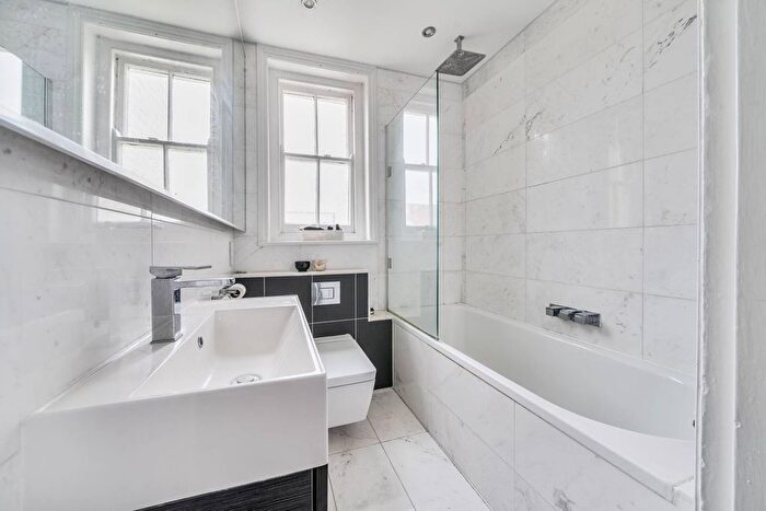 2 Bedroom Flat To Rent In Ruskin Mansions, Barons Court, London, W14