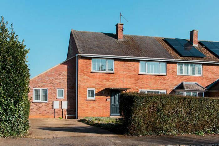 3 Bedroom Semi-Detached House For Sale In Walton Avenue, Adderbury, OX17