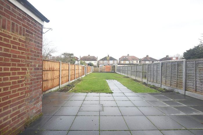 6 Bedroom Semi-Detached House To Rent In Hainault Road, Romford, RM5