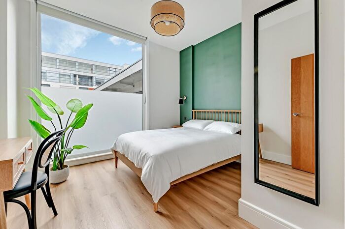 1 Bedroom Flat To Rent In Cornell Square, Nine Elms, London, SW8