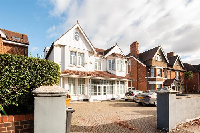 2 Bedroom Flat To Rent In Hanger Lane, Ealing, London, W5