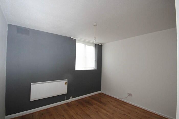 2 Bedroom Flat To Rent In Firsgrove Crescent, Brentwood, Essex, CM14