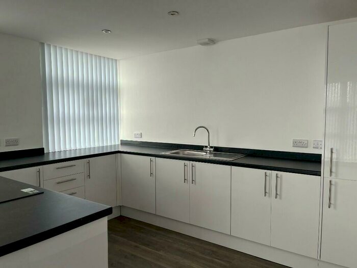 2 Bedroom Flat To Rent In Oldham Road, Manchester, Greater Manchester, M40
