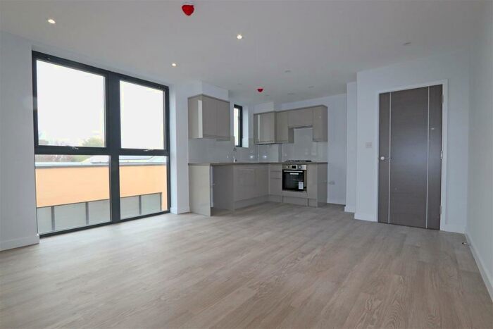 2 Bedroom Flat To Rent In London Road, Westcliff-On-Sea, SS0