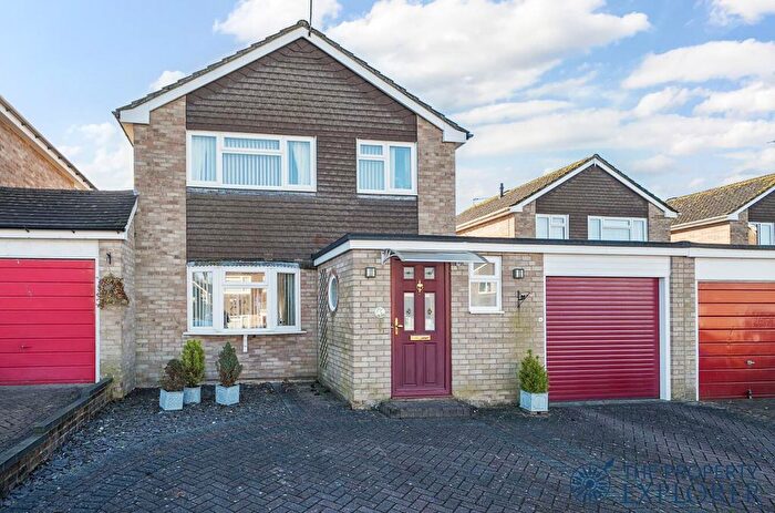 3 Bedroom Link Detached House For Sale In Woodpecker Close, Basingstoke, RG22