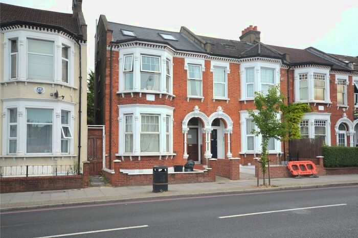 3 Bedroom Flat To Rent In Tooting Bec Road, Tooting Bec, London, SW17