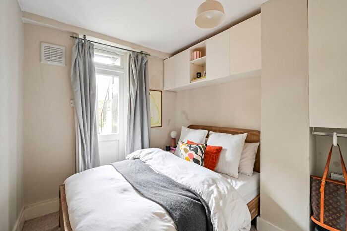 2 Bedroom Flat For Sale In Yonge Park, Finsbury Park, London, N4