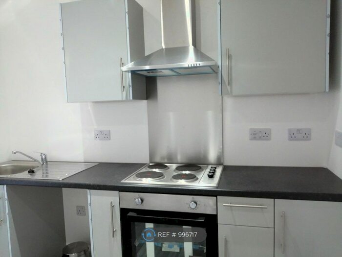 2 Bedroom Flat To Rent In Windsor Road, Neath, SA11