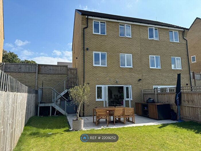 3 Bedroom Semi-Detached House To Rent In Poplars Park Avenue, Bradford, BD2