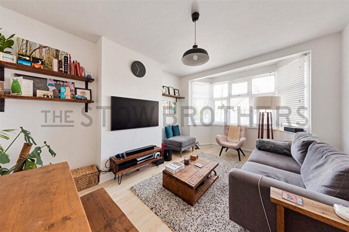 2 Bedroom Flat To Rent In Oakhurst Court, Woodford New Road, E17