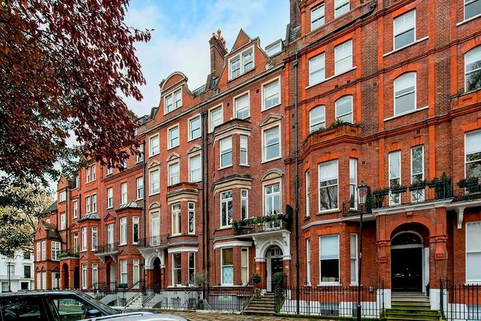 3 Bedroom Flat To Rent In Lennox Gardens, Knightsbridge, SW1X