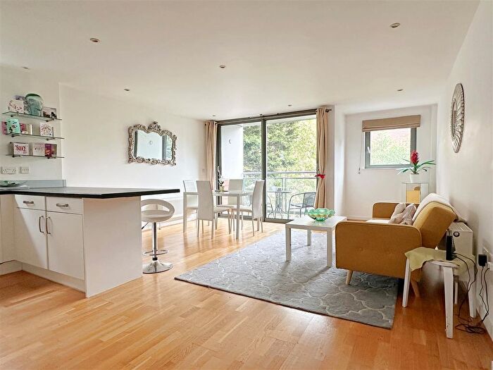 2 Bedroom Flat To Rent In Palmeira Avenue, Hove, BN3