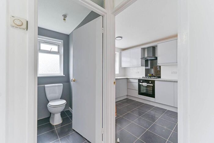 2 Bedroom Flat To Rent In Devana End, Hackbridge, Carshalton, SM5