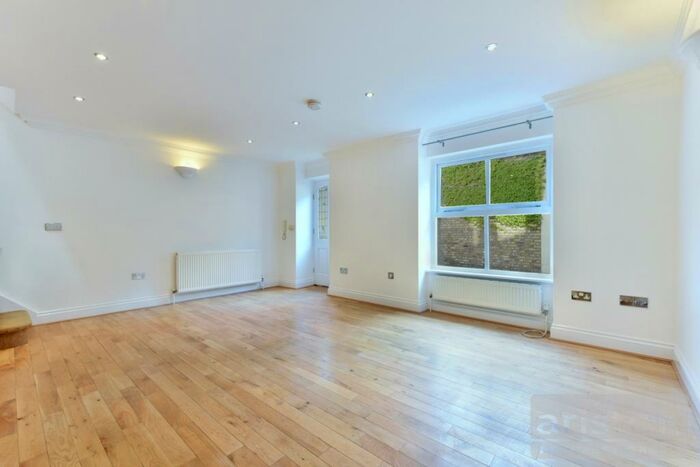 2 Bedroom House To Rent In Shaftesbury Road, Archway, N19