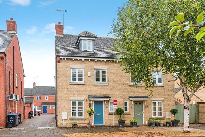 3 Bedroom Semi-Detached House For Sale In Ashdale Avenue, Witney, OX28