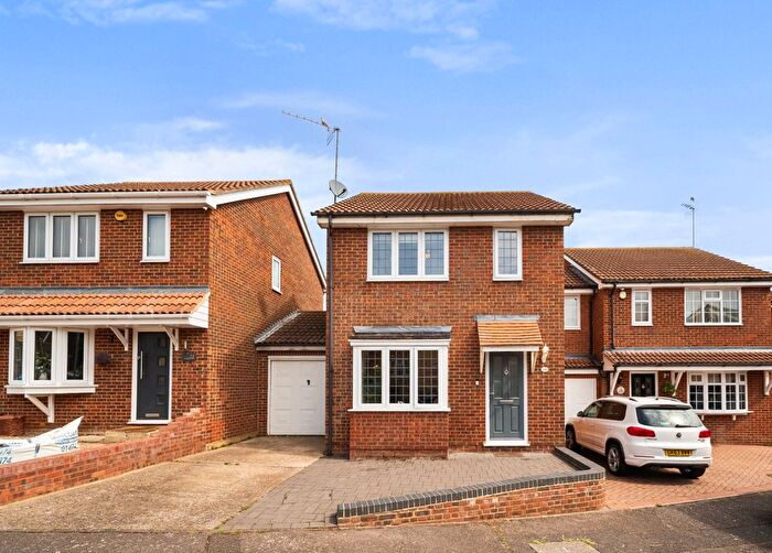 3 Bedroom Link Detached House For Sale In Lisle Close, Gravesend, Kent, DA12
